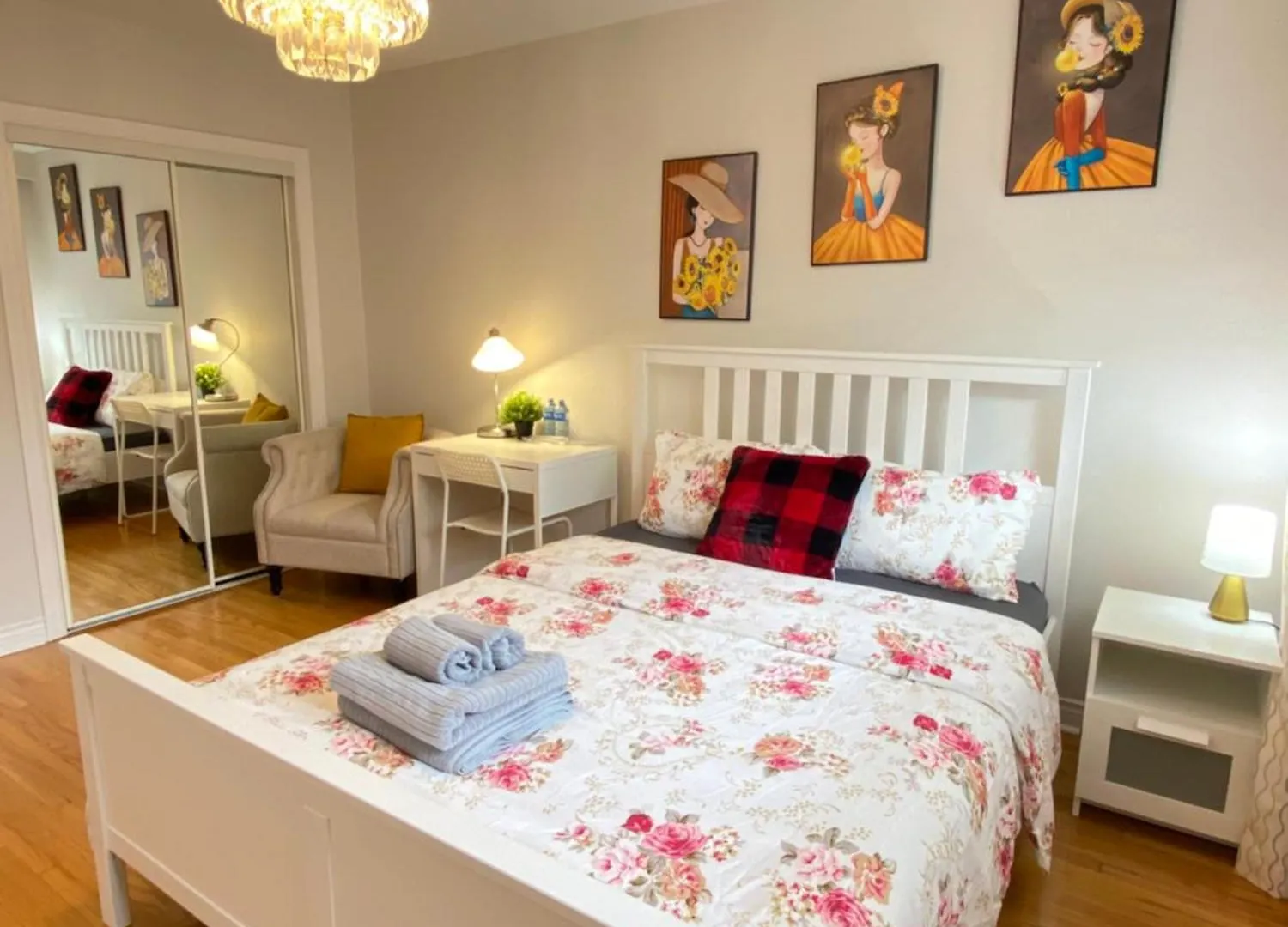 Sunny House - Main Floor, Free Parking, In Toronto Hotel