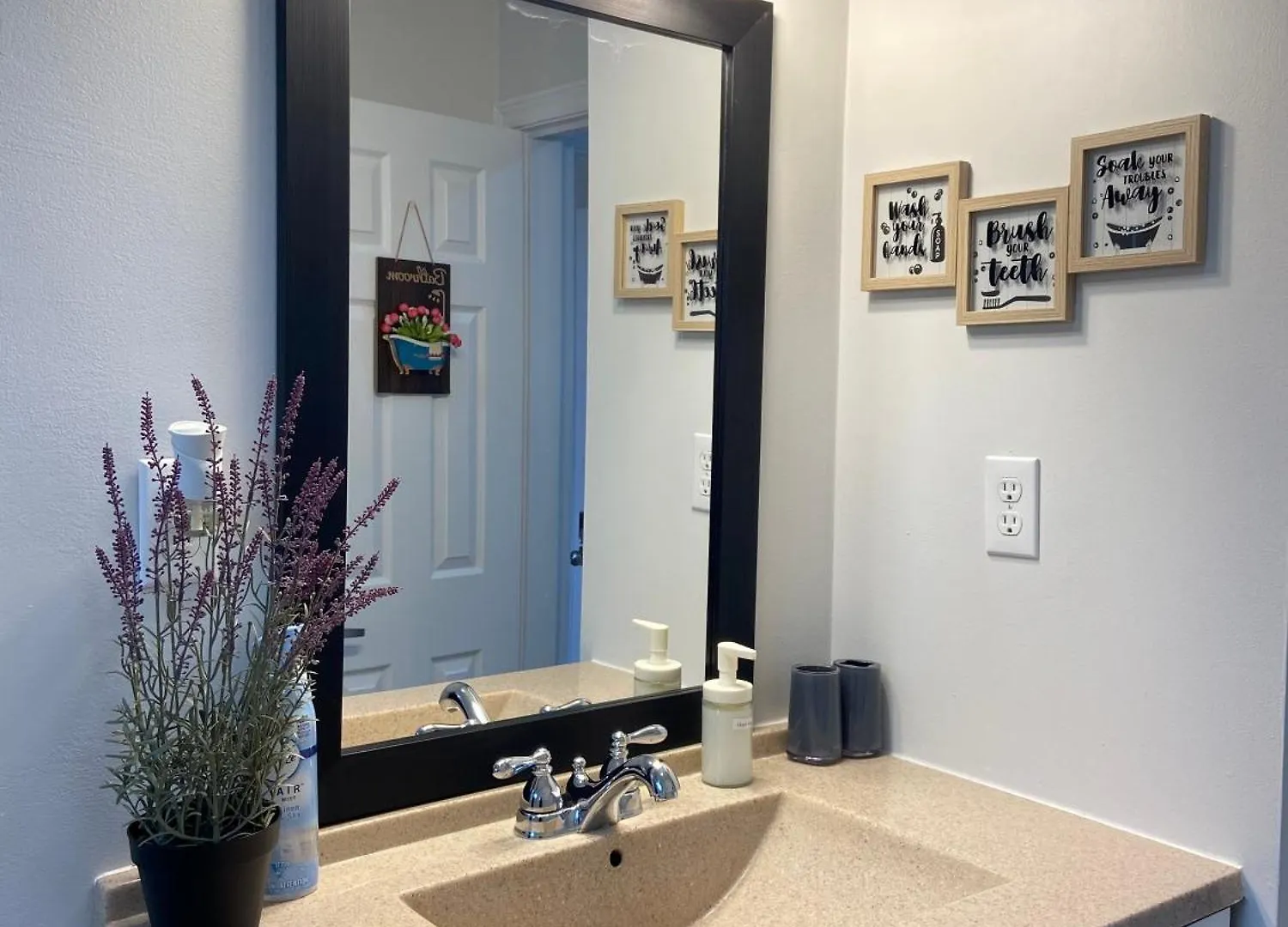 Sunny House - Main Floor, Free Parking, In Toronto Hotel