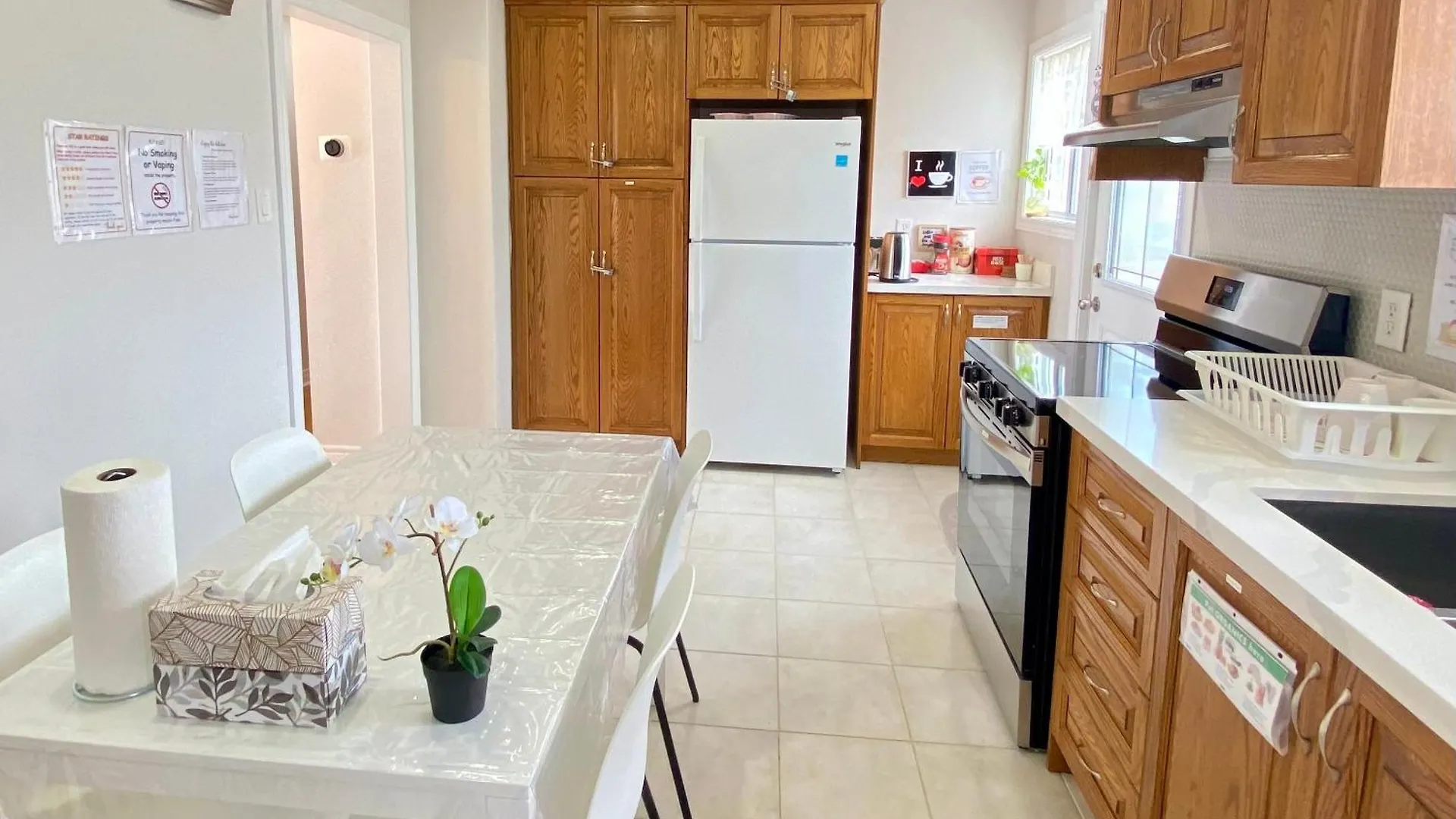 Sunny House - Main Floor, Free Parking, In Toronto Hotel 0*,  Canada