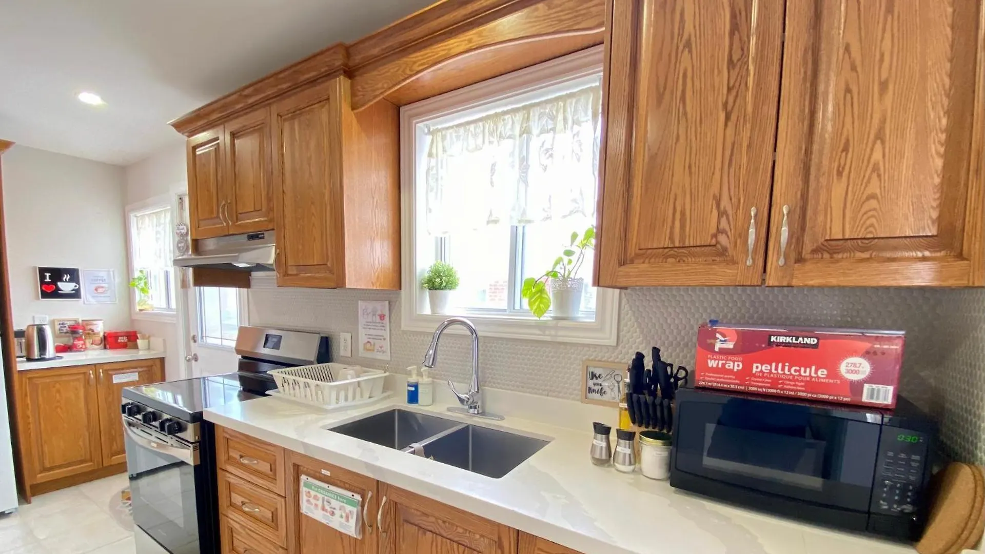 Sunny House - Main Floor, Free Parking, In Toronto Hotel Canada