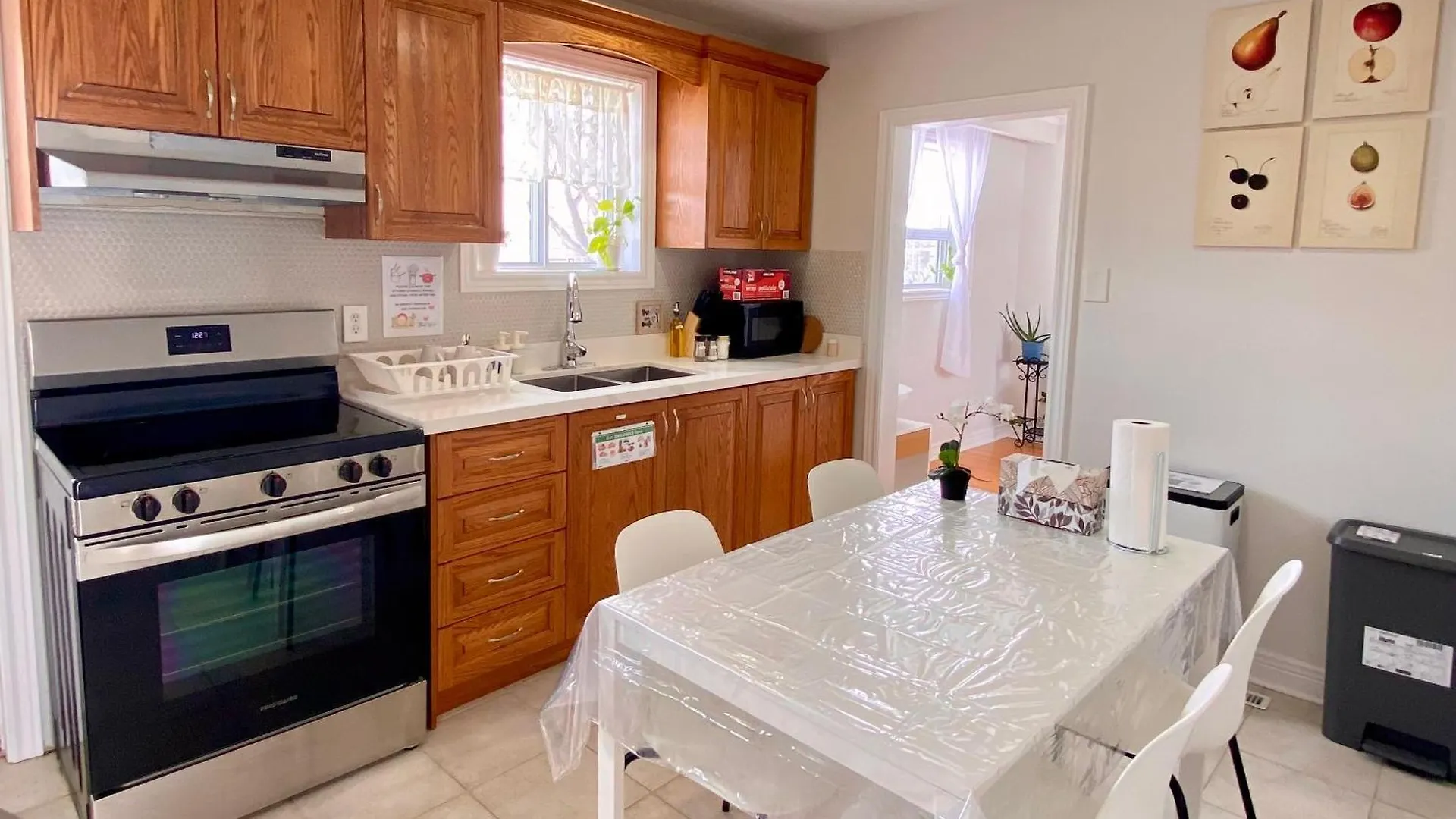 Sunny House - Main Floor, Free Parking, In Toronto Hotel