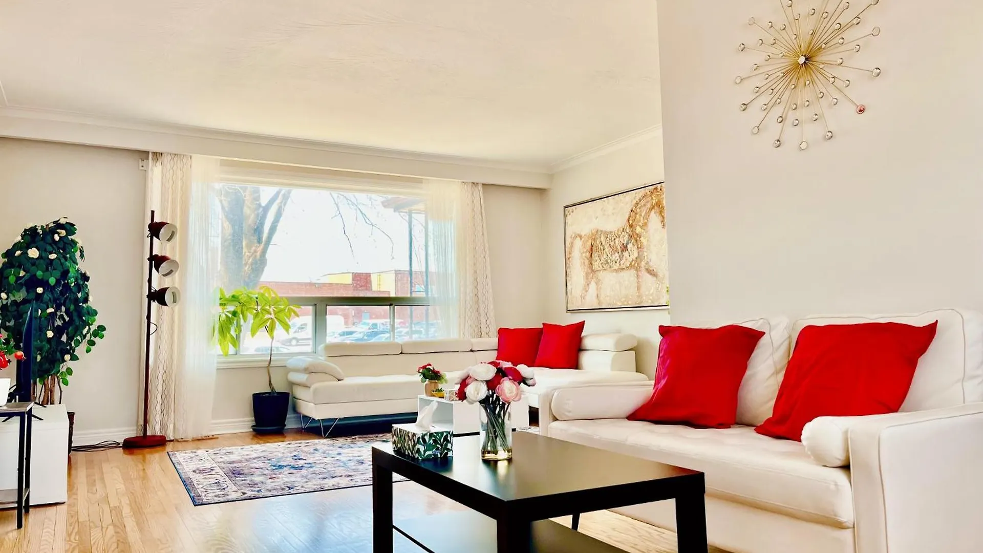 Guest house Sunny House - Main Floor, Free Parking, In Toronto Hotel