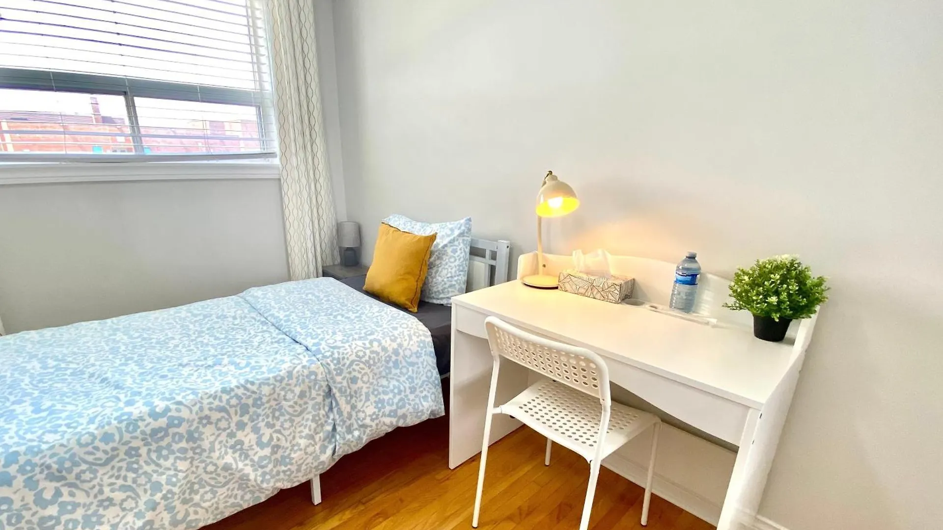 Guest house Sunny House - Main Floor, Free Parking, In Toronto Hotel Canada