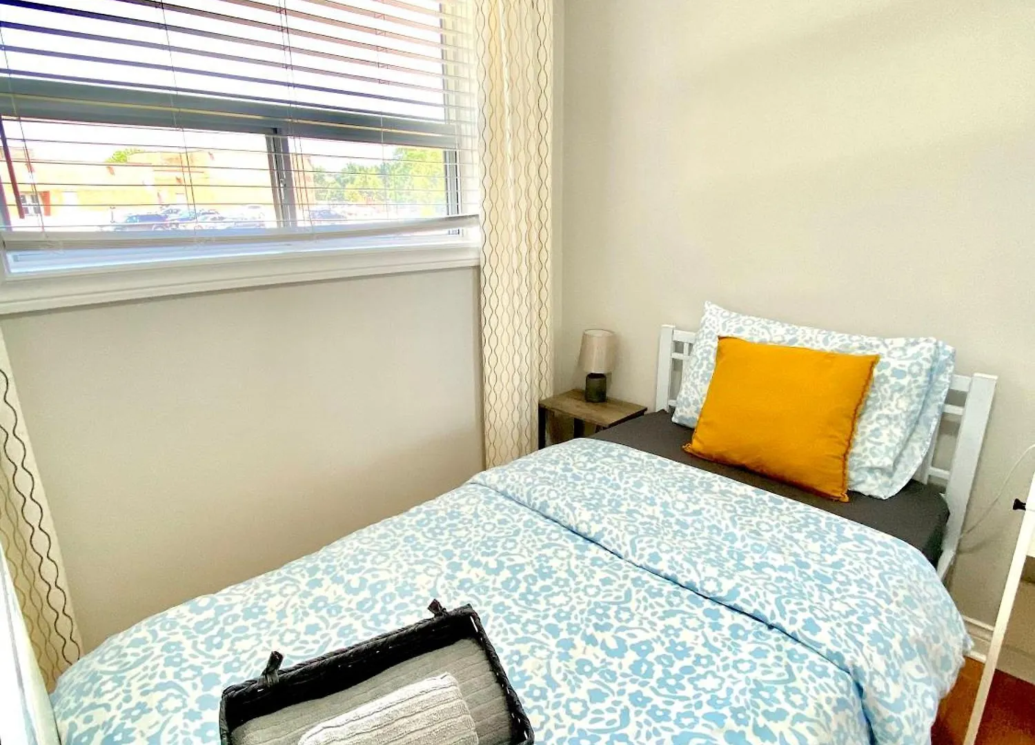 Sunny House - Main Floor, Free Parking, In Toronto Hotel Canada