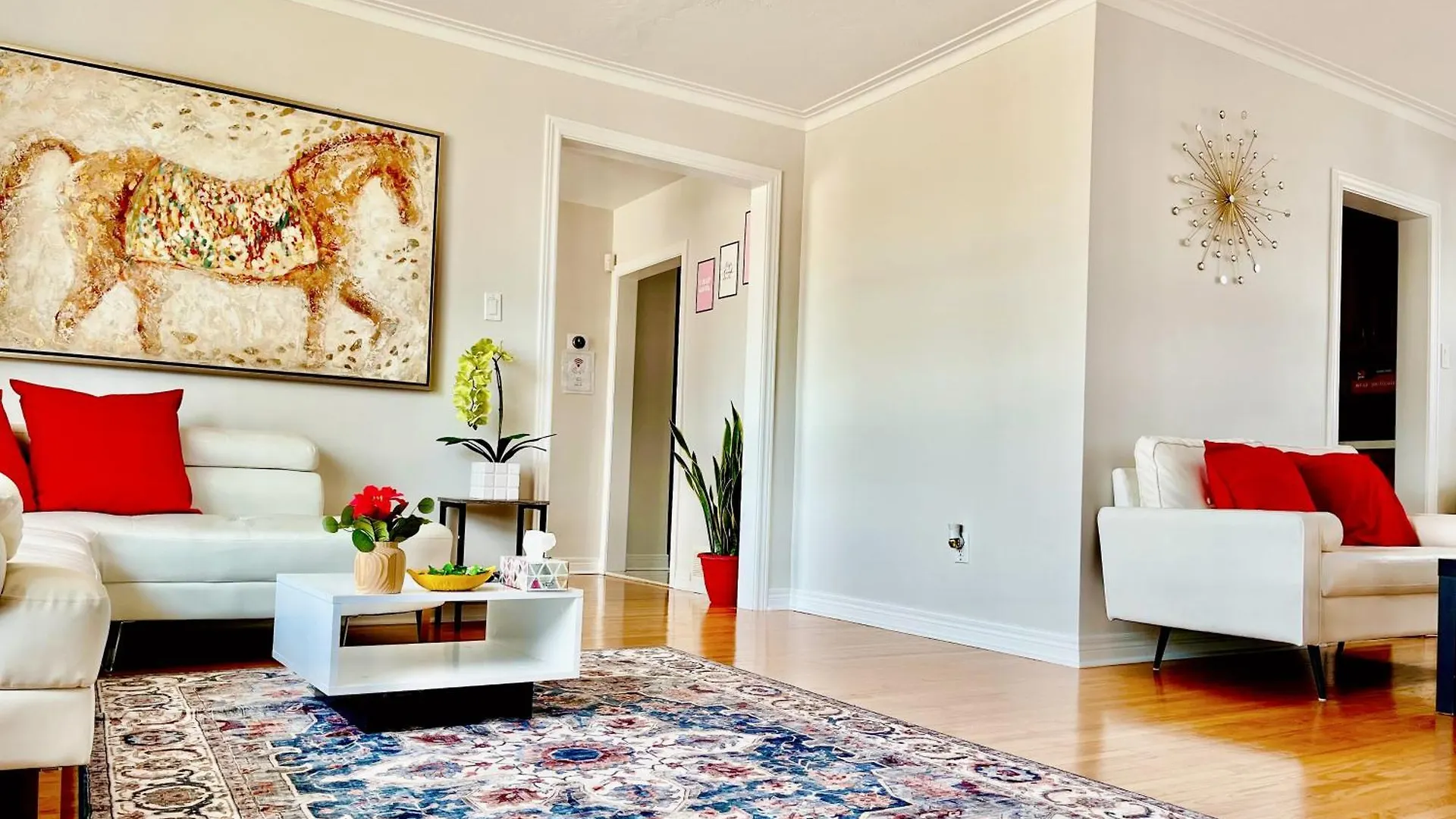 Sunny House - Main Floor, Free Parking, In Toronto Hotel