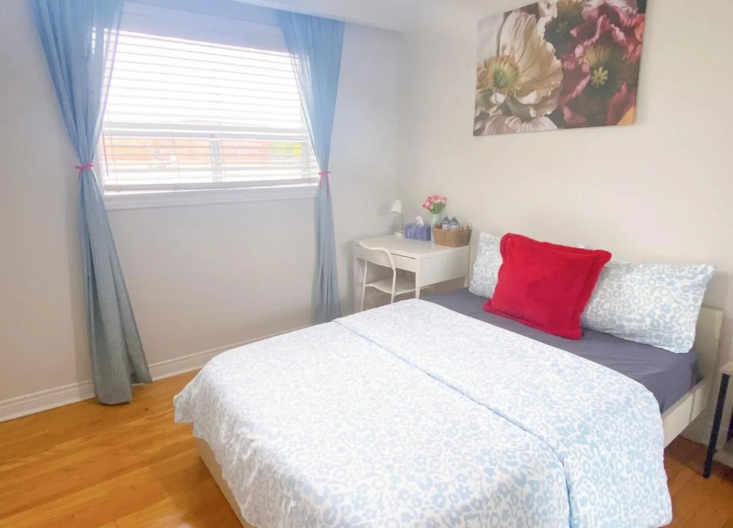 Sunny House - Main Floor, Free Parking, In Toronto Hotel 0*,  Canadá